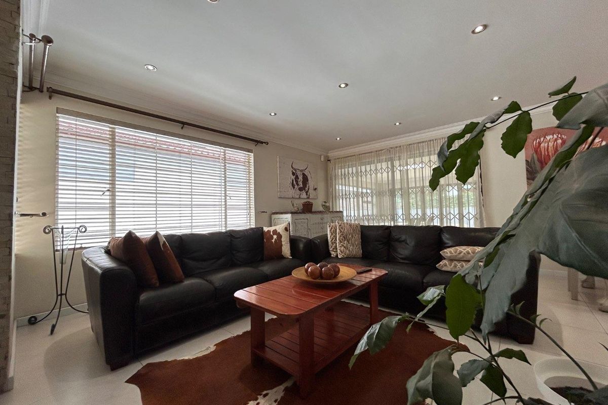 Exquisite Contemporary Residence – Full Title Home - Photo 5