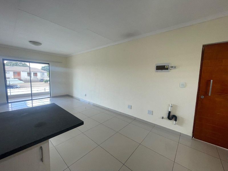 First-Floor Gem: 3-Bedroom Unit in Prime Pomona Location! - Photo 3