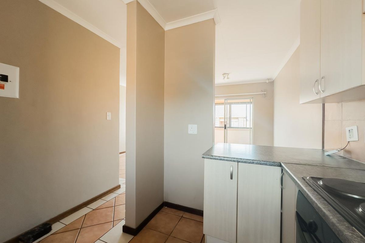 2 Bedroom Townhouse with an Enclosed Balcony - Photo 5