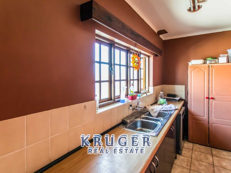 3-BEDROOM HOME WITH 2-BEDROOM FLAT - Photo 8