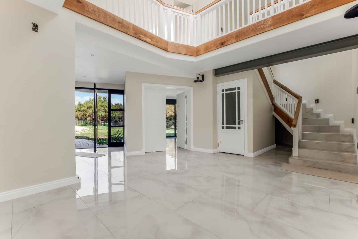 SECURE BEAULIEU ESTARE LIVING - FULLY RENOVATED AND READY TO IMPRESS! - Photo 3