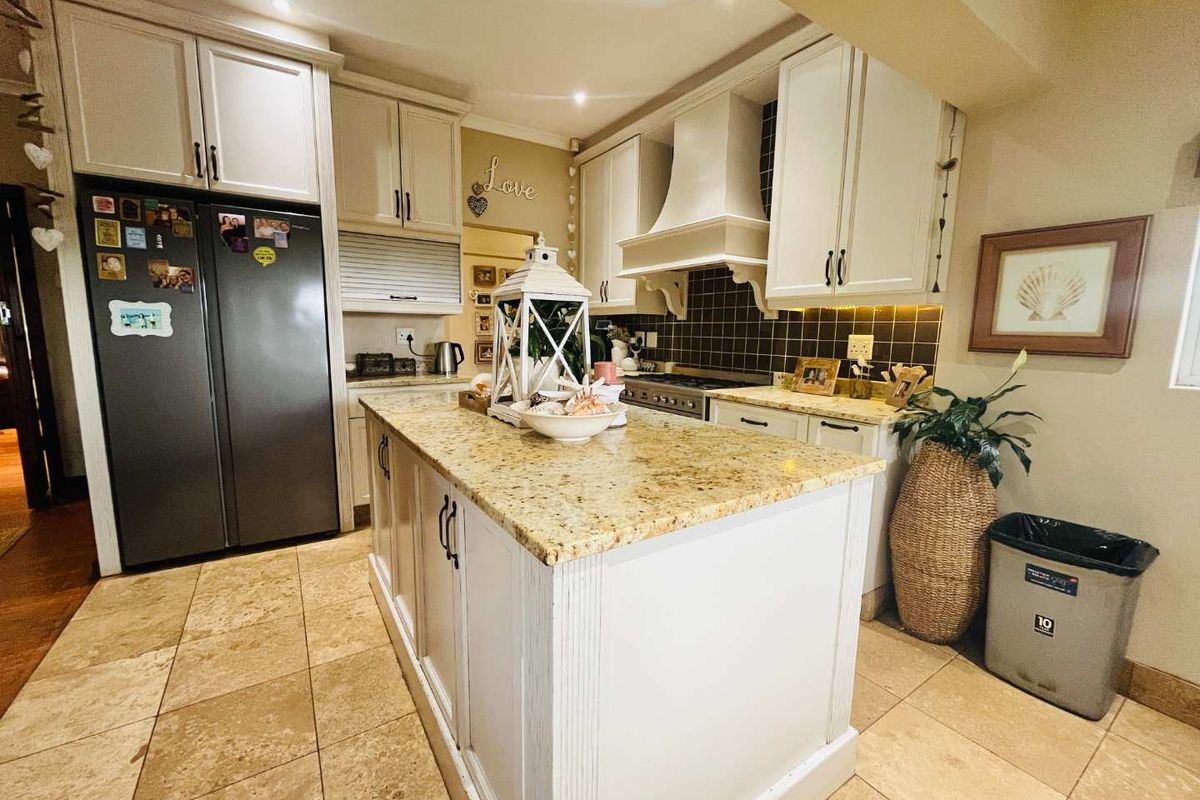 Hendra - Spacious 3-Bedroom Home with Pool, Garden & Home Office - Photo 4