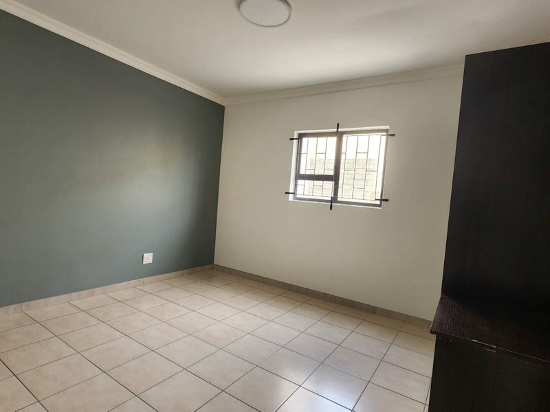 FRESHLY RENOVATED AND READY TO MOVE IN. - Photo 8