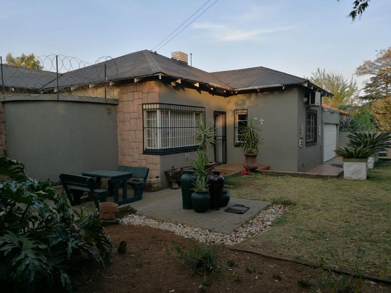 Family Home with three Cottages for Sale - Photo 1