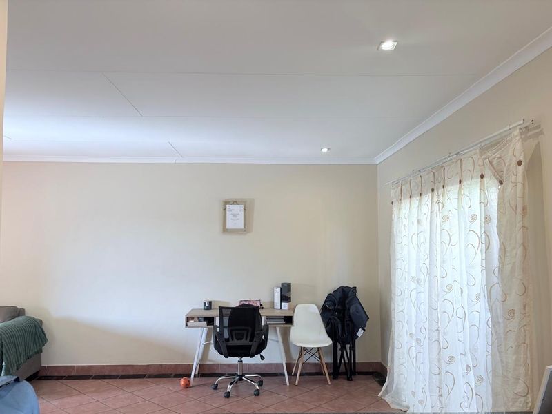 Modern 2-Bedroom, 2-Bathroom Townhouse in Prime Security Estate - Photo 6