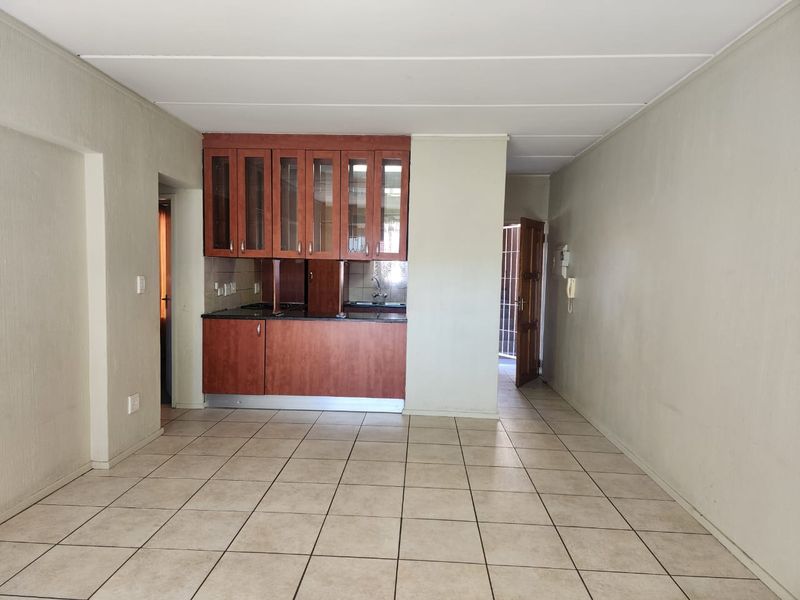 Neat & spacious 2 bedroom flat for sale in Benoni - Photo 3