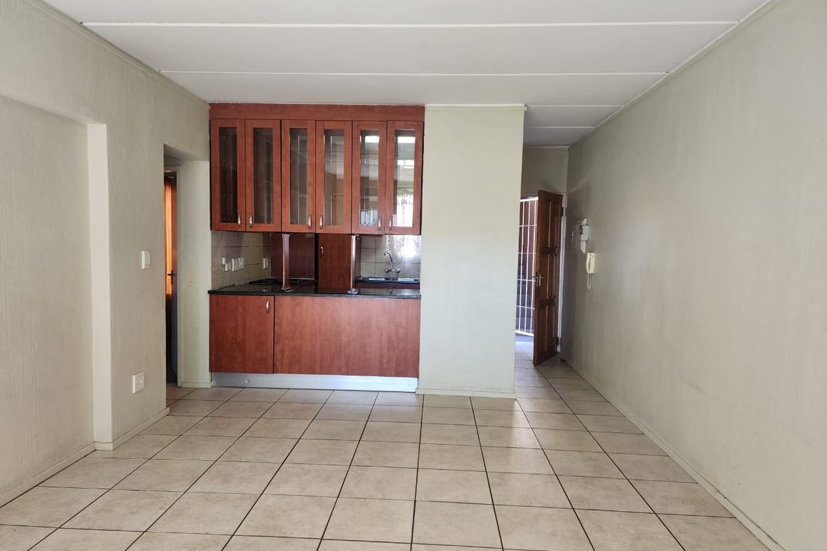 Neat & spacious 2 bedroom flat for sale in Benoni - Photo 3