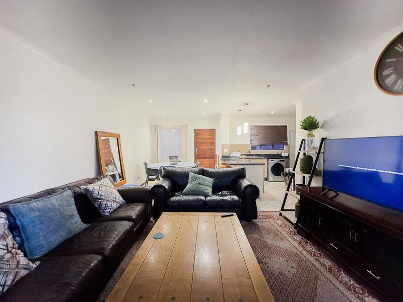 2 Bedroom Simplex with a Private Garden - Photo 2