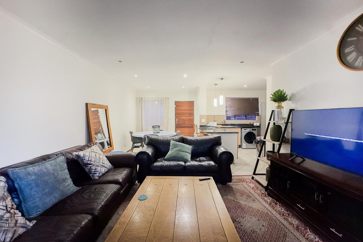 2 Bedroom Simplex with a Private Garden - Photo 2