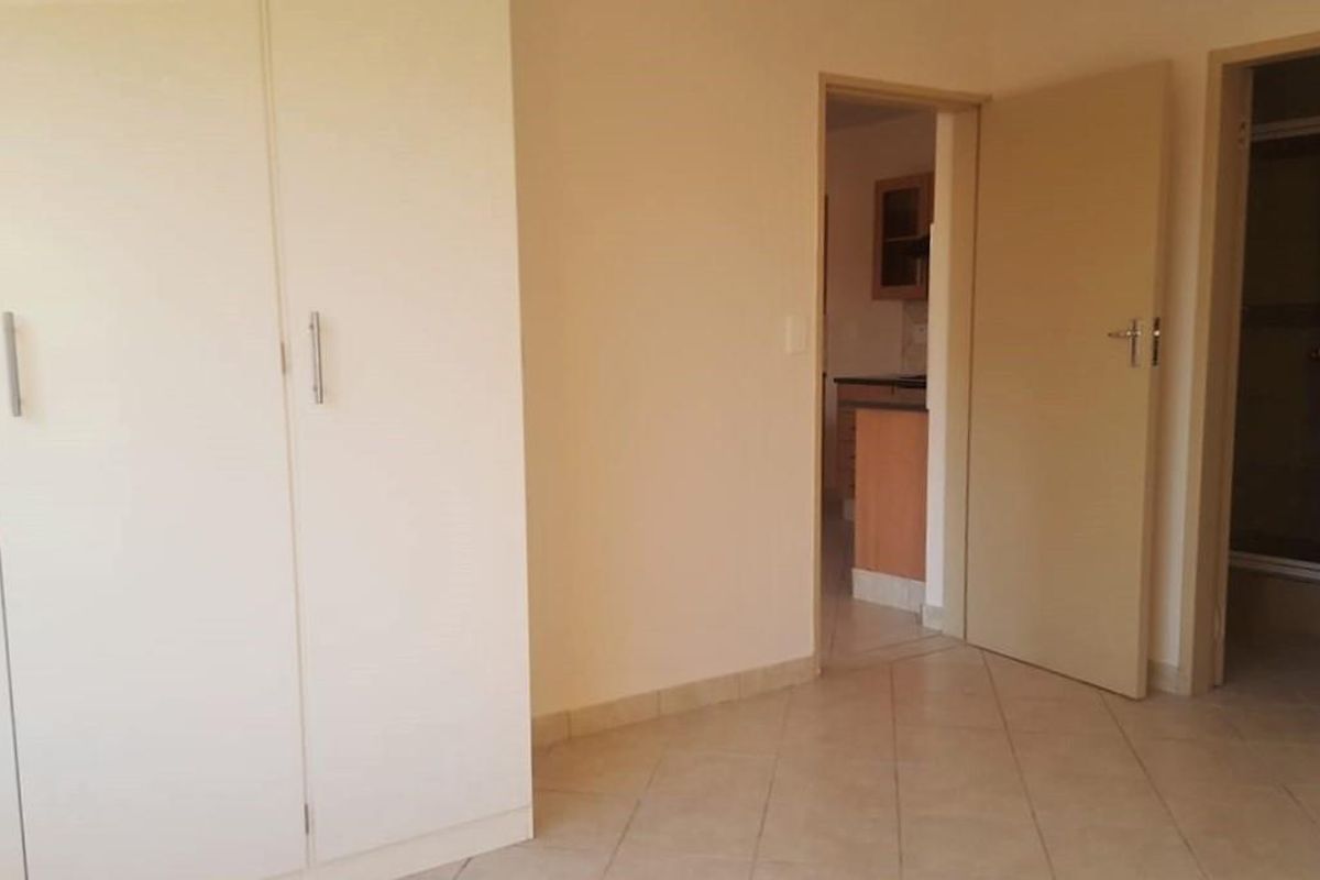 Charming Ground-floor 1-bedroom, 1-bathroom apartment, Carport - Photo 4