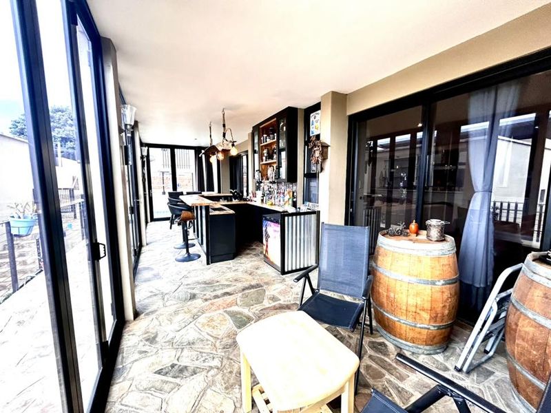 Situated against a hill in Kleine Kuppe with the most beautiful views in Windhoek! - Photo 7