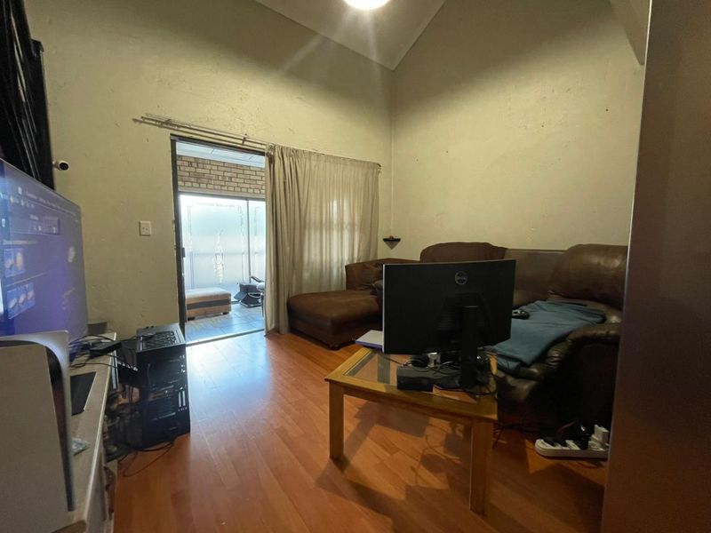 BEAUTIFUL DUPLEX FOR SALE IN ROOIHUISKRAAL NORTH!! - Photo 6