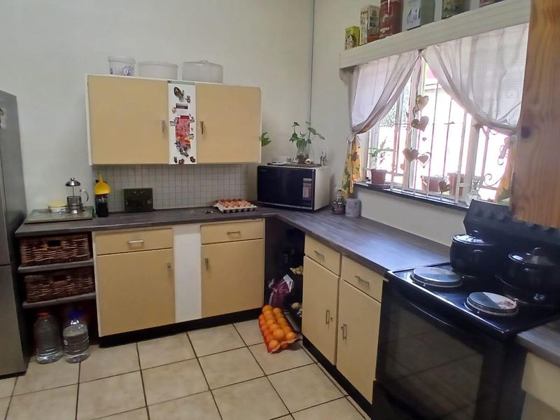 3-Bedroom property in sought-after area - Photo 6