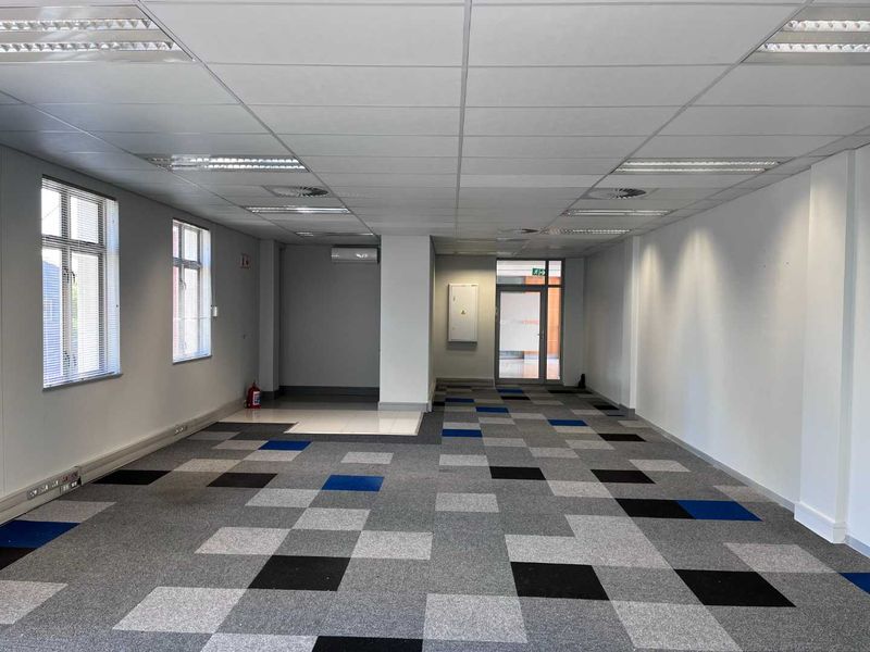 Impress Clients with High-End Finishes and Natural Light - Photo 8