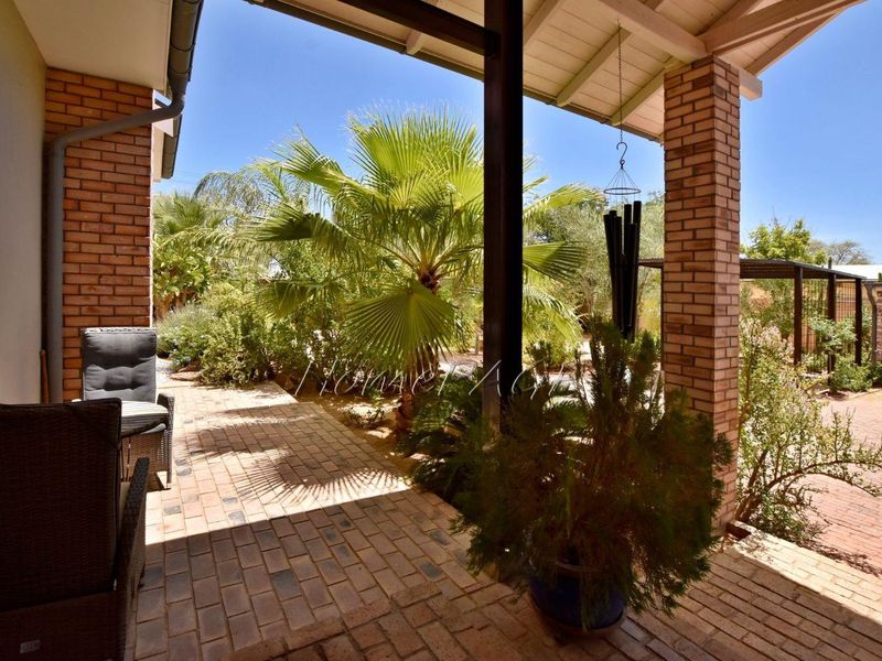 Omaruru:  Elaborate, Luxurious Home is for Sale - Photo 10