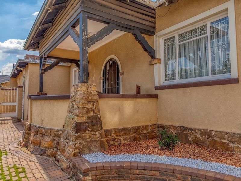 Investment, 3 Bedroom, 2 Bath - Photo 2