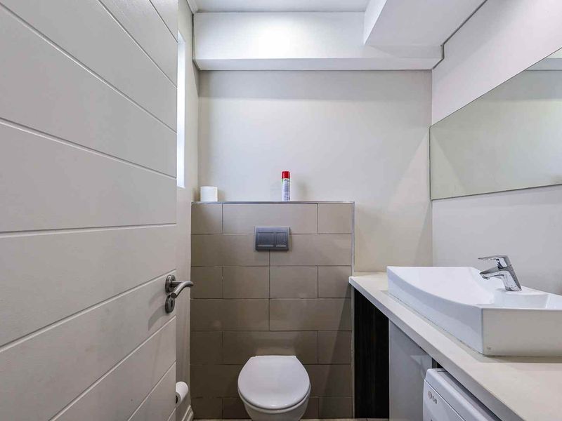 Modern 2-Bedroom Apartment with Rooftop Braai Area - Photo 4