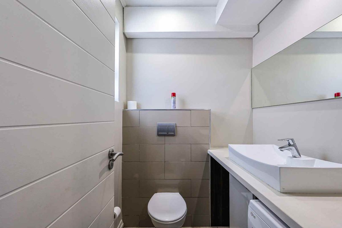 Modern 2-Bedroom Apartment with Rooftop Braai Area - Photo 4