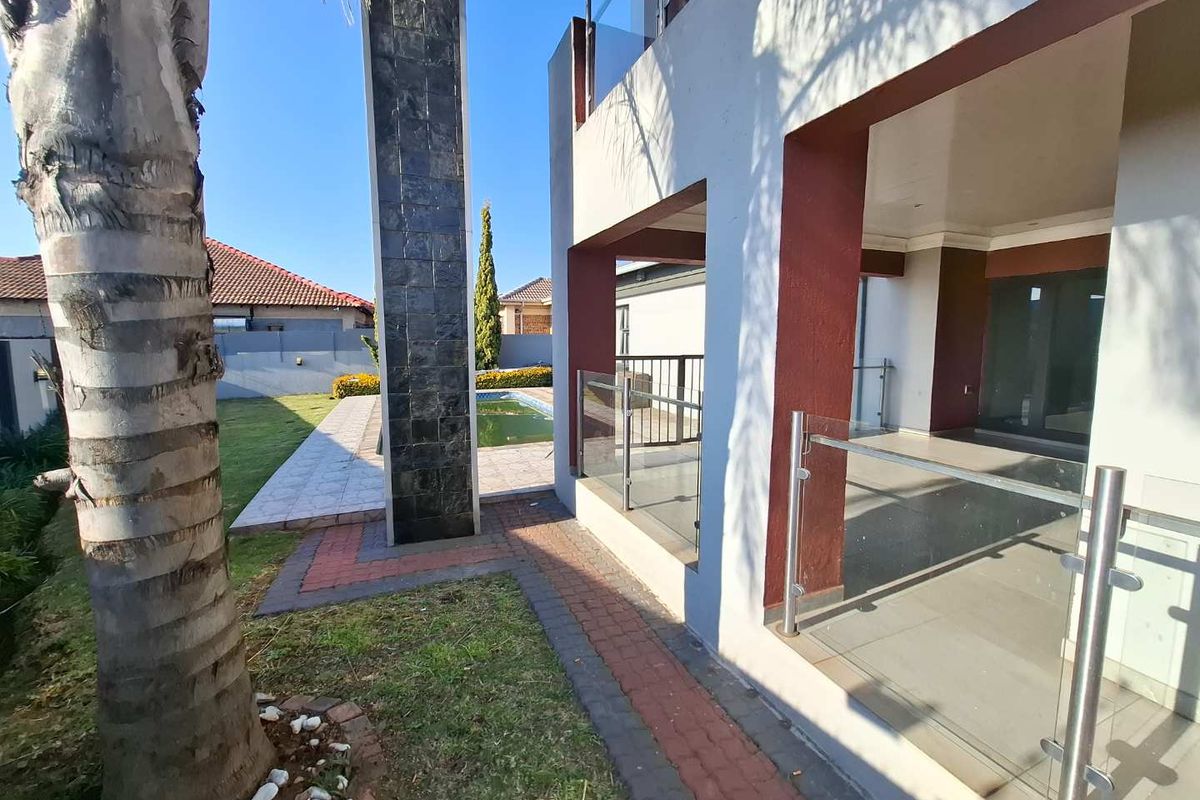 Spacious Double-Storey Family Home with Pool and Solar Power - Photo 3