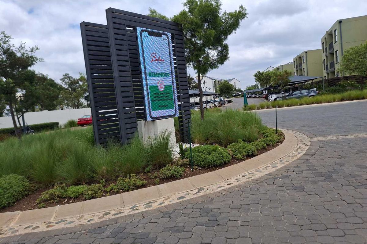 "Charming Studio with Pool & Gym: A Smart Investment!" - Photo 2