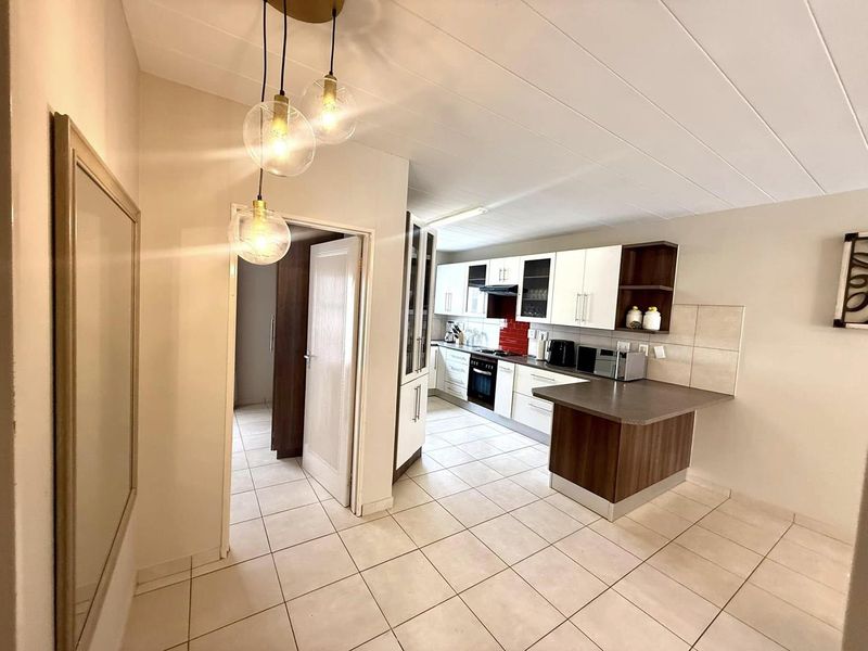 Fully Furnished 2 Bedroom Townhouse To Let in Kleine Kuppe - Photo 4