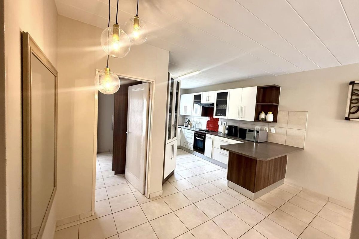 Fully Furnished 2 Bedroom Townhouse To Let in Kleine Kuppe - Photo 4