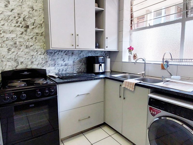 Exceptional 1 bedroom, 1 bathroom, 1st floor apartment available for sale in Craighall Park - Photo 3