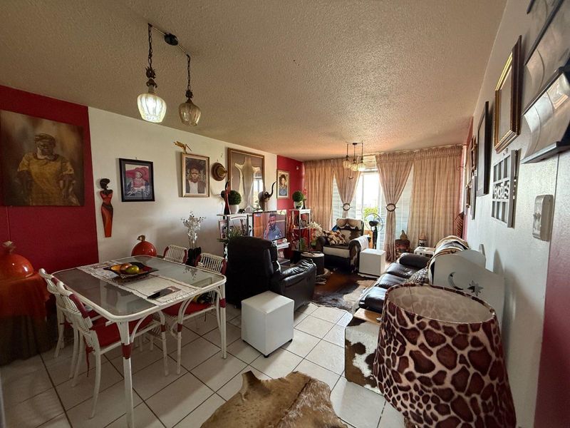 Spacious 3-Bedroom, 2-Bathroom Apartment With Beautiful Views - Photo 9