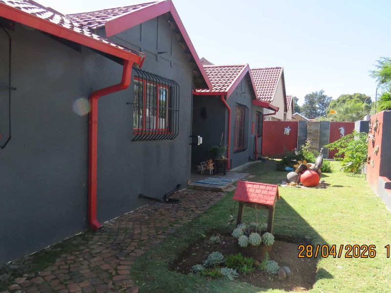 Spacious Family Living with Flexible Flatlet Potential - Photo 4