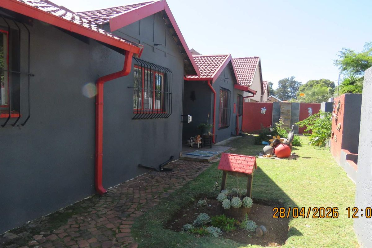 Spacious Family Living with Flexible Flatlet Potential - Photo 4