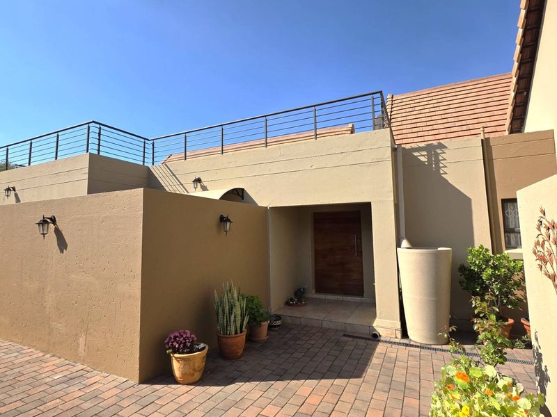 Elegant 4 Bedroom Family Home in Leloko Lifestyle Estate - Photo 3