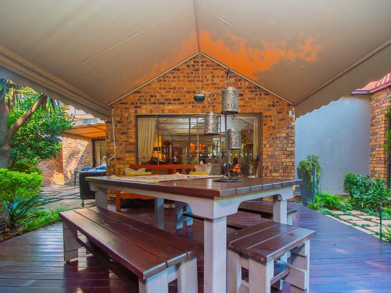 Constantia Kloof's Finest Family Home - Photo 10