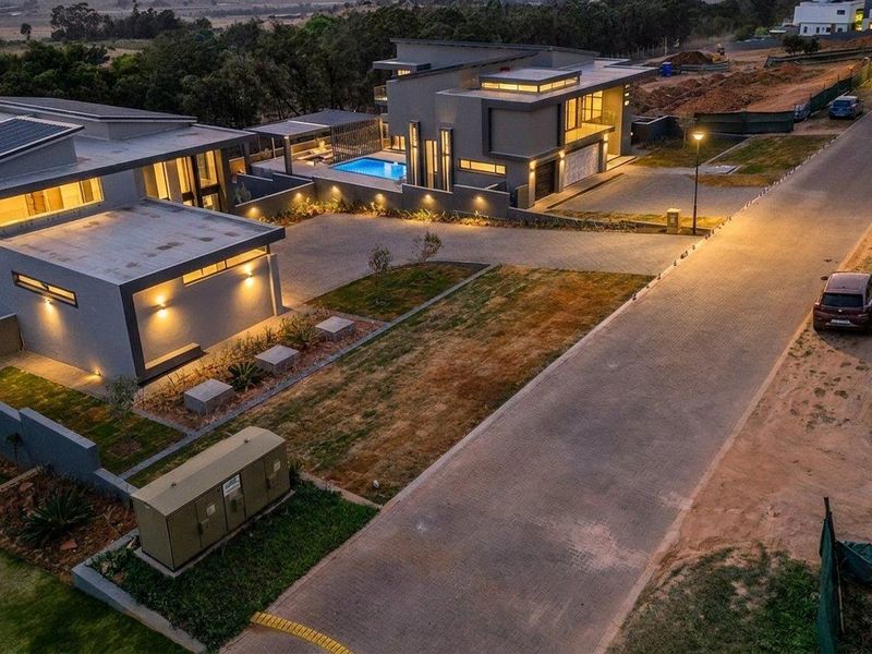 5 Bedroom Home - Defined by Distinction, Where Luxury Finds Perspective - Photo 5