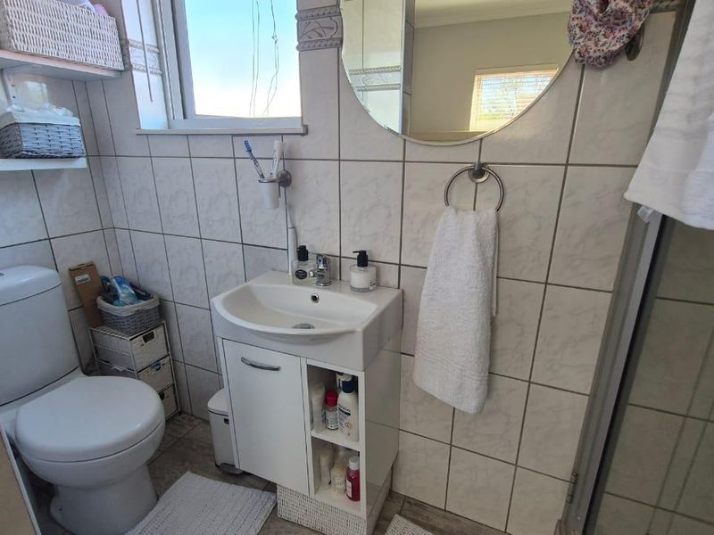 Corner unit in popular complex, newly renovated - Photo 7