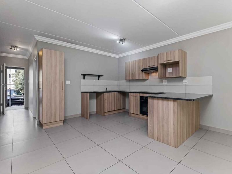 GROUND FLOOR UNIT IN A QUIET AND HIGHLY DESIRABLE LOCATION - Photo 7