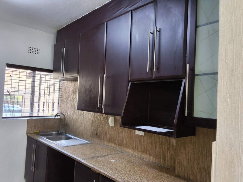 Spacious 3 Bedroom Duplex to rent in Bryanston West - Photo 2