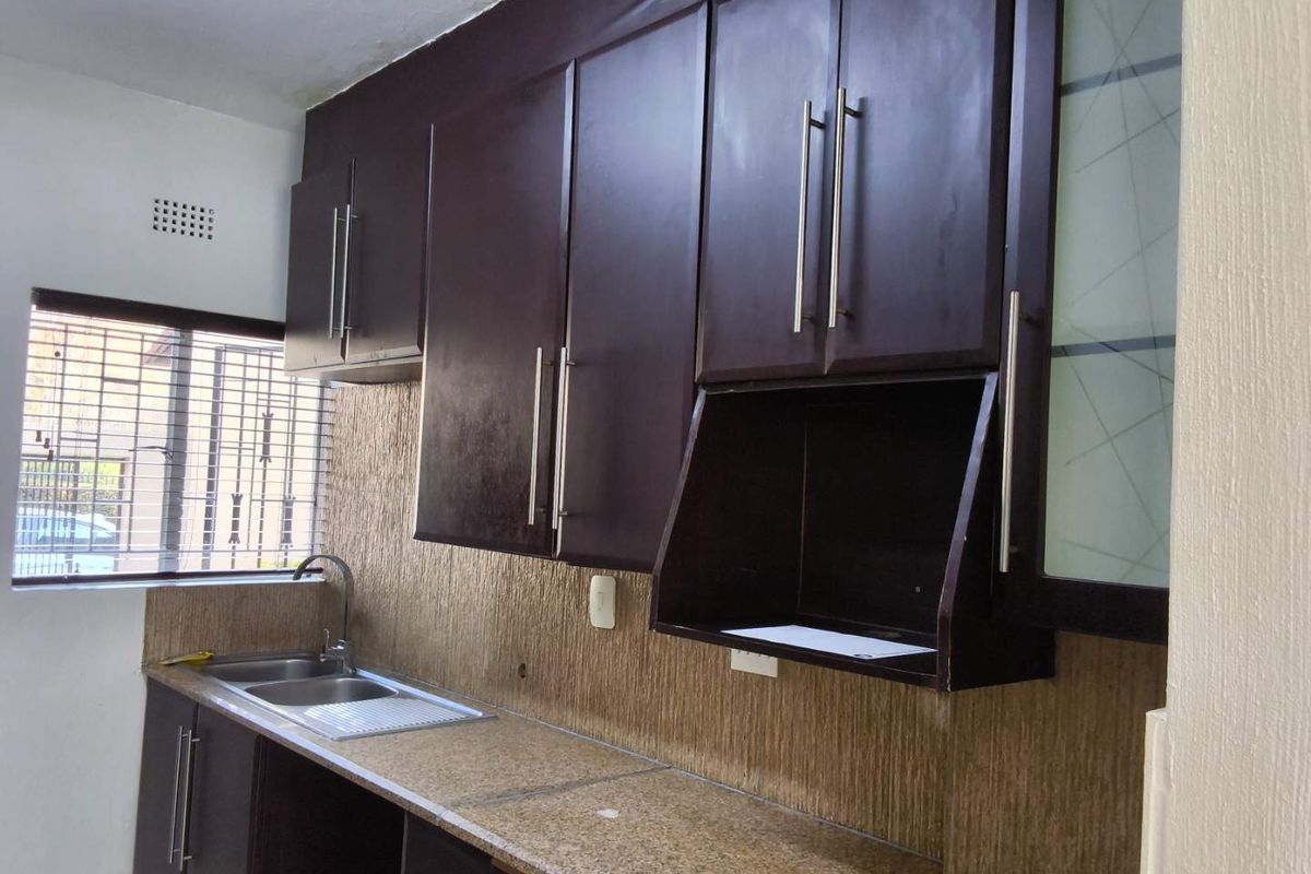 Spacious 3 Bedroom Duplex to rent in Bryanston West - Photo 2