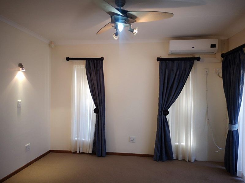 Large family home on corner plot - Photo 8