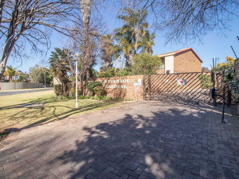 Spacious 3-Bedroom Townhouse in Secure Boomed Area - Must See! - Photo 2