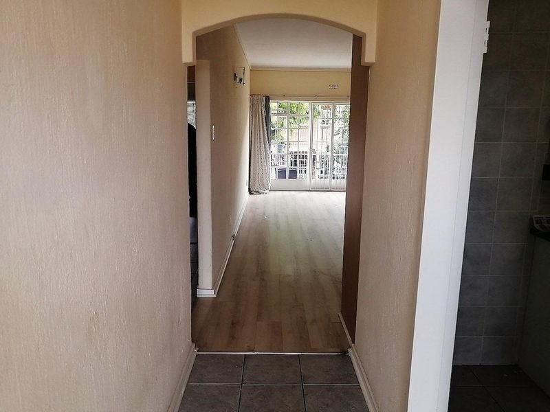 First Floor cozy apartment minutes from Sandton - Photo 2