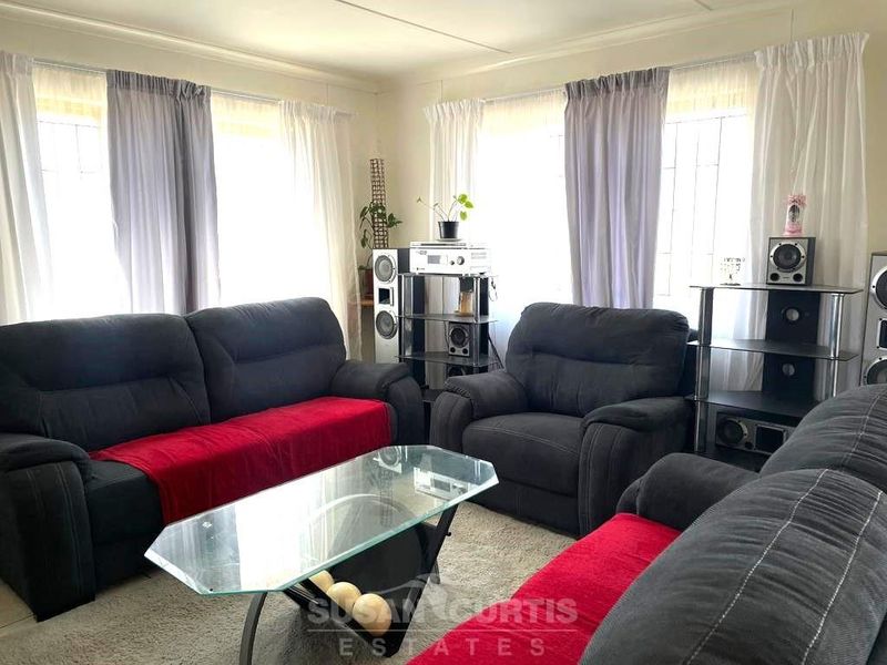 Charming 3-Bed Home - Photo 4