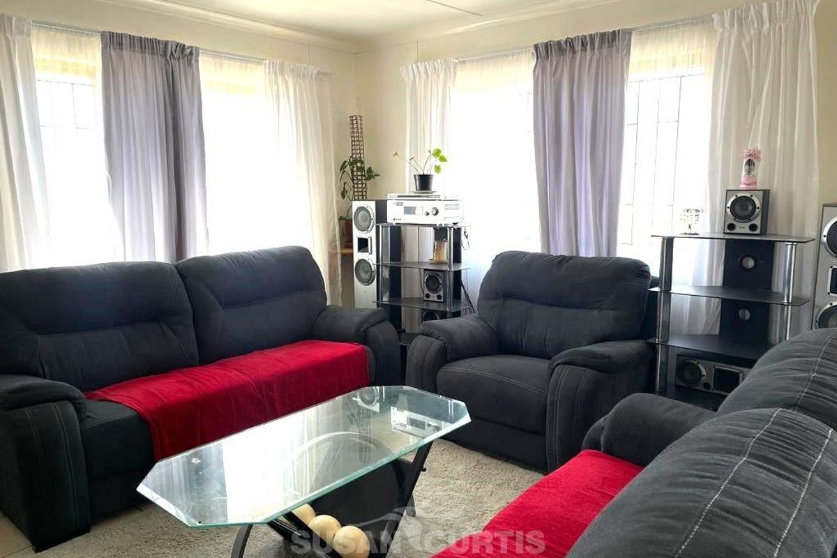 Charming 3-Bed Home - Photo 4