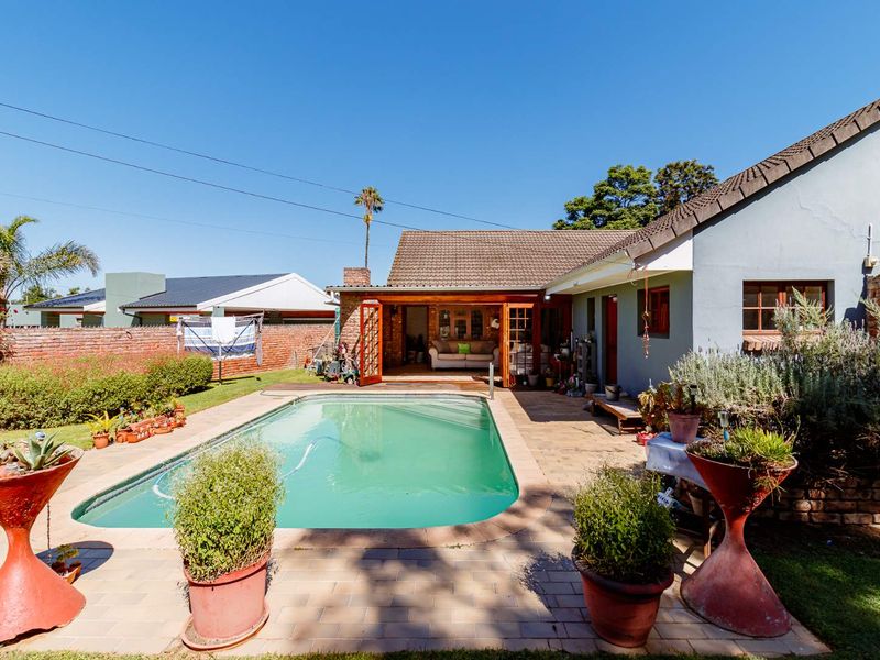 Elegant Family Estate with Pool, Indoor Braai & Off-Grid Living in Kirkwood - Photo 8
