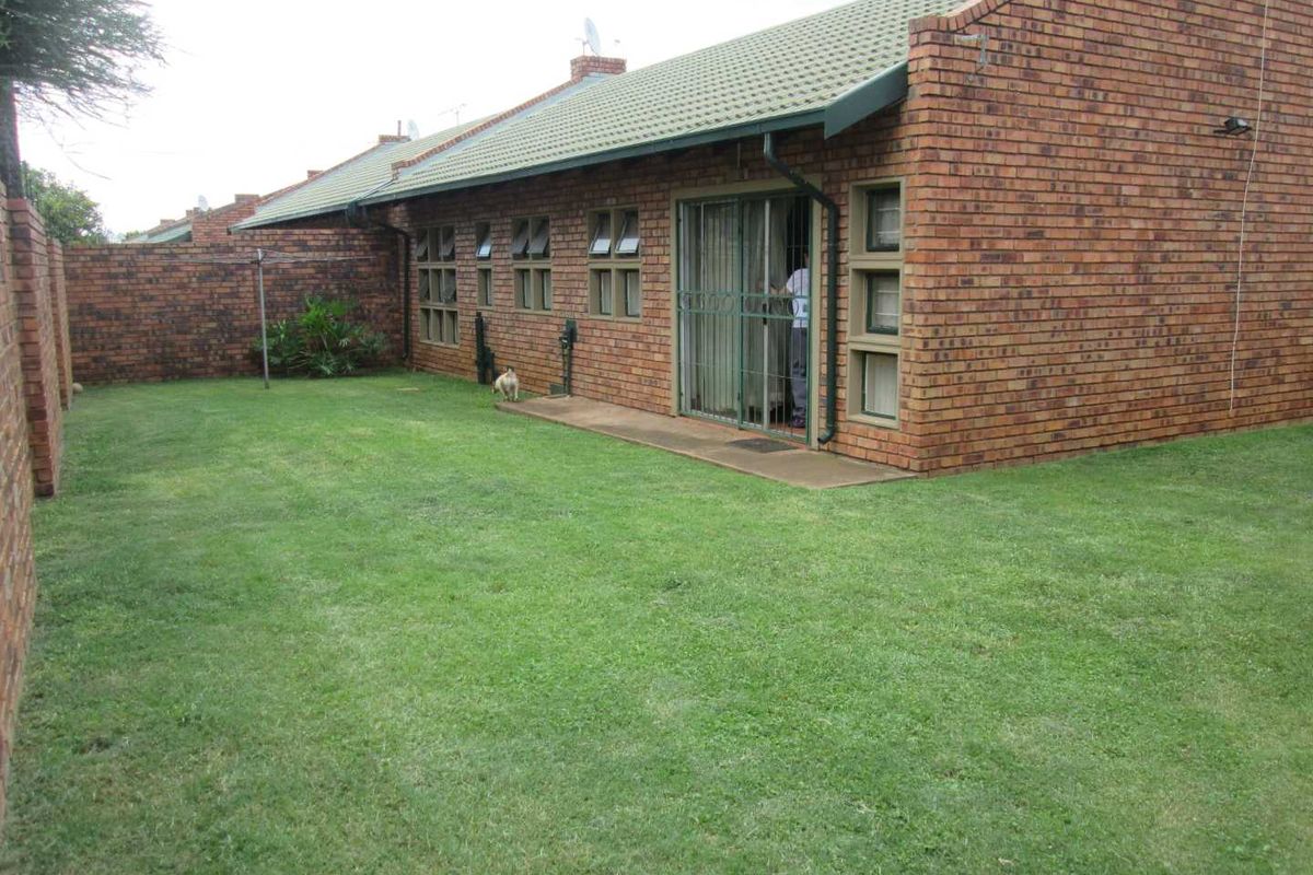 3 BEDROOM TOWNHOUSE TO RENT IN ANNLIN - Photo 4