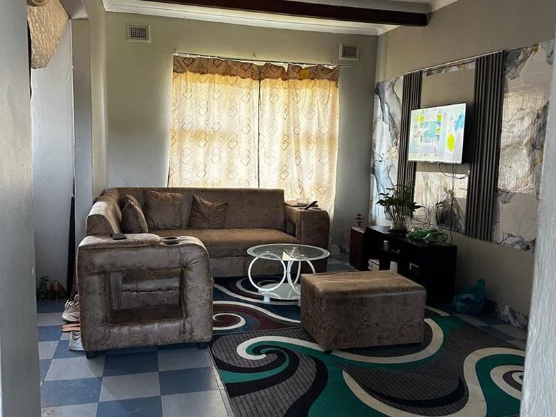 Three-Bedroom Family home in Empangeni Central - Practical Living Space - Photo 2