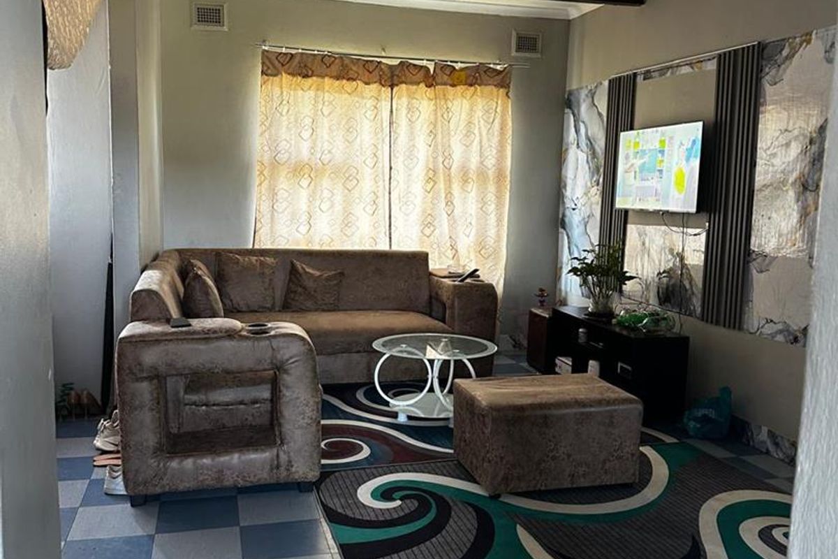 Three-Bedroom Family home in Empangeni Central - Practical Living Space - Photo 2