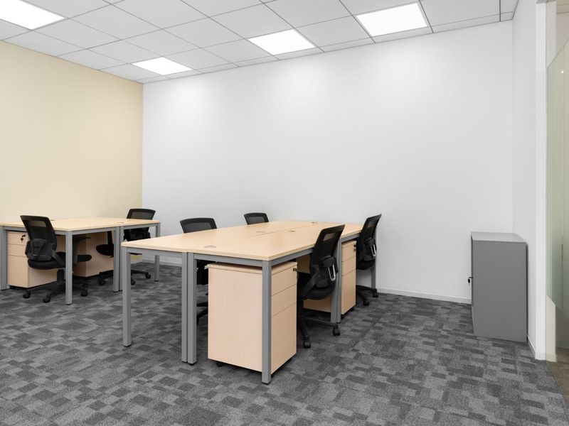 Fully serviced private office space for you and your team in Regus Mushroom Farm Retail Centre - Photo 3