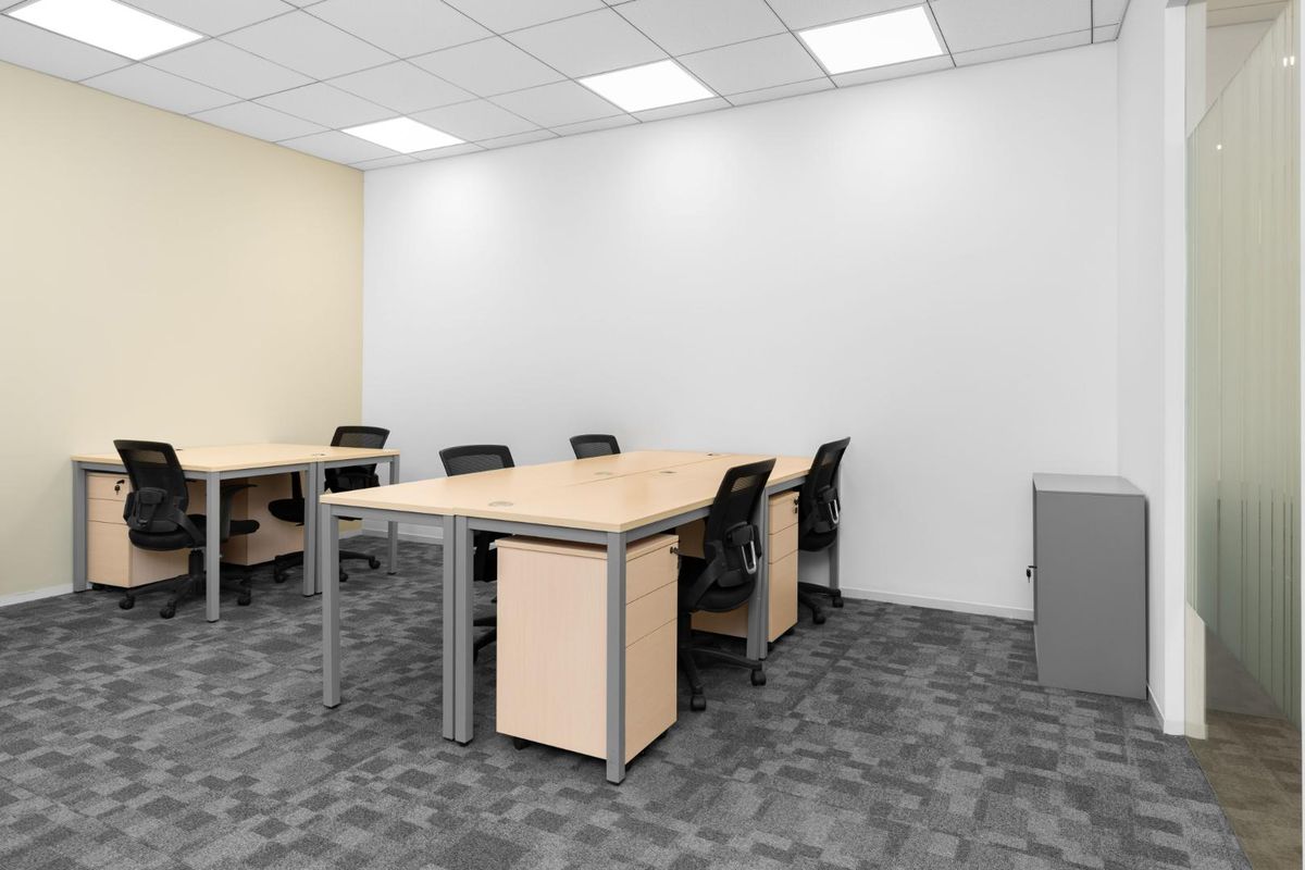 Fully serviced private office space for you and your team in Regus Mushroom Farm Retail Centre - Photo 3