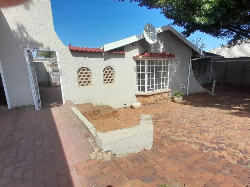 Lovely Glen Marais home in boomed area - Photo 2
