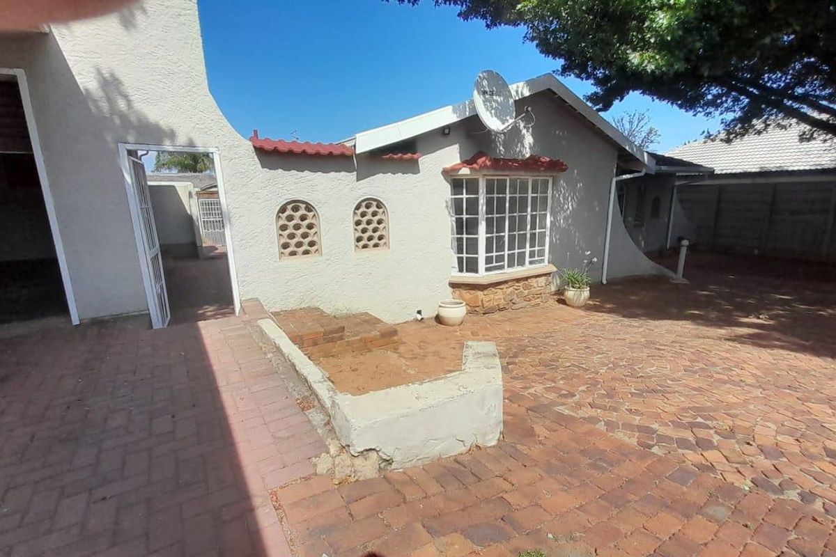 Lovely Glen Marais home in boomed area - Photo 2